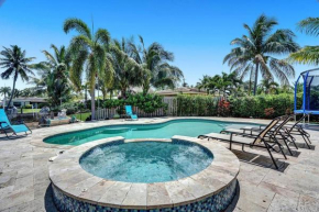 NEW Waterfront Oasis - Pool – Jacuzzi - 10 Min to Beach!